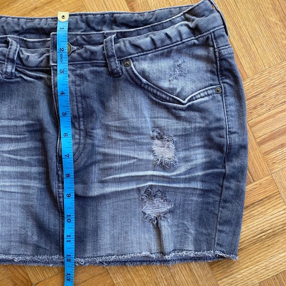 💥3/$25💥 H&M Distressed Denim Mini Skirt Gray Size 6 - Picture 4 of 7